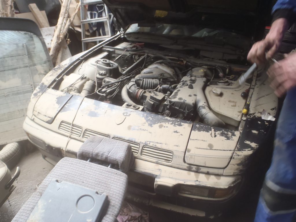 sauvetage du moteur d'une voiture inondée